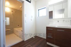 洗面台、洗濯機置き場、バスルームが連なっている、生活導線の考えられた作りになっています。