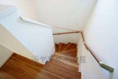 手すり付き階段。