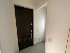 採光も考えられた明るい玄関です。シューズボックスは全身鏡付きで、お出かけ前にコーディネートのチェックが出来ますね。