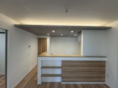 おしゃれなデザインのカウンターキッチンの側面には、ブックラックが付いています。