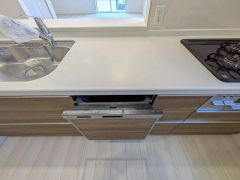炊事時間を大幅に短縮できる食器洗浄乾燥機付きです＾＾冬場の洗い物による手荒れの悩みも軽減されますね。