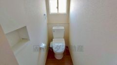 ウォシュレット付きトイレです。1階2階の2ヶ所にトイレがあるので、忙しい朝にもゆとりができますね＾＾