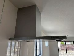 コンロ上には換気扇完備＾＾すぐ横に小窓が設けられているので、換気扇と合わせてWで換気できます＾＾