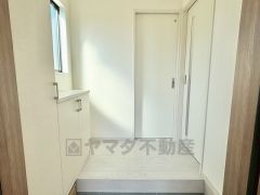 玄関扉から光の差し込む明るい玄関です。