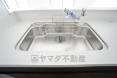 キッチンシンクは洗剤やスポンジを収納出来るラック付き。広さも確保しているので、大きなお鍋も洗いやすいですね。