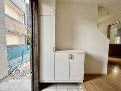 たっぷり収納できるシューズボックスです。家族全員の靴がきれいに整頓できます。棚の上にお花や写真を飾っても良いですね。