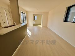 奥には和室もあり、2面採光で日当たり良好です。