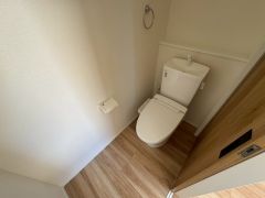 ウォシュレット付きトイレです。1階2階の2ヶ所にトイレがあるので、忙しい朝にもゆとりができますね＾＾