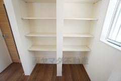 キッチンに設けられたパントリー。備蓄品や大きなお皿、使用頻度の少ない調理器具などの収納に便利です。