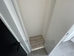 便利な洗面室収納。散らかりがちなバスタオルや清掃用品、化粧品や予備のシャンプー等もきれいに整頓できますね。