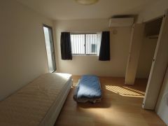 6.125の洋室。収納量たっぷりのクローゼット付きです。バルコニーにも出られますよ＾＾