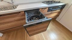 炊事時間を大幅に短縮できる食器洗浄乾燥機付きです＾＾冬場の洗い物による手荒れの悩みも軽減されますね。