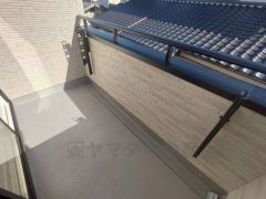 陽当たりの良いバルコニーです。お洗濯やお布団干しはもちろん、日光浴スペースにも。足元は防水工事施工済です。