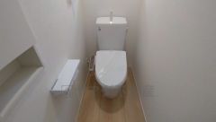 温水洗浄機付トイレです。節水機能もあるので、安心して使えますね。もちろん、1階2階の2ヶ所にトイレがあるので、忙しい朝にもゆとりができますね。