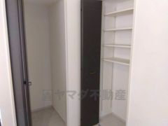 まとめ買いしてもこの収納量なら心配要らずのパントリー。調理家電や食品のストックをすっきりまとめられ、キッチン周りを広々使えます。