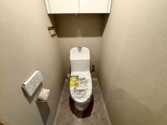 ウォシュレット、暖房便座、節電・節水機能など、使い勝手のよい高機能トイレです。 上部には収納棚が付いています＾＾