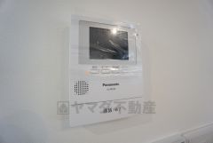 防犯性もばっちり、TVモニター付きインターホン完備。大きなモニターで玄関先を確認できます。録画機能が付いているので不在時の訪問者も確認できて安心です＾＾