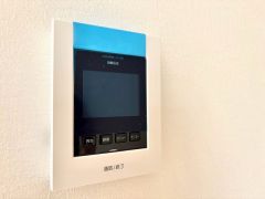 防犯性もばっちり、TVモニター付きインターホン完備。大きなモニターで玄関先を確認できます。録画機能が付いているので不在時の訪問者も確認できて安心です＾＾