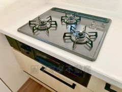 3種類の料理が同時に調理できる、3口ガスコンロ。忙しい夕食の支度時間が短縮できて効率よくお料理が楽しめます。