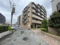 住人以外の車の進入も少なく、小さなお子様を持つご家庭にも安心です。大型車の通行が少なく、騒音や振動が少ないので静かで快適な生活を送れます。