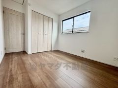 家具を選ばないナチュラルなフローリングとシンプルなクロスで、住む人のこだわりを活かす洋室＾＾広めのクローゼットもあり荷物もすっきり片付けられ、ゆとりのある暮らしが出来ます＾＾