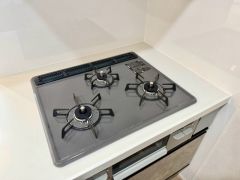 3種類の料理が同時に調理できる、3口ガスコンロ。忙しい朝食やお弁当作りも効率良くお料理できますね＾＾
