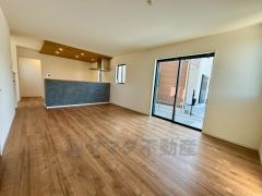 玄関へも2階へも、必ずリビングを通る動線になっているので、顔を合わせる機会が増え家族団らんの間取りに＾＾