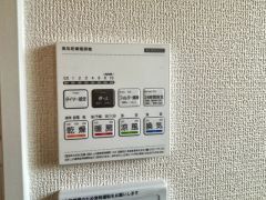 浴室暖房乾燥機付き。天候に左右されず、いつでも好きなときに洗濯物を干せるので、仕事や家事で忙しい方に重宝します。