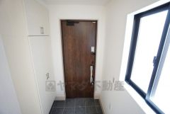 同仕様写真。現況と異なる場合は現況を優先します。玄関扉から光の差し込む明るい玄関です。