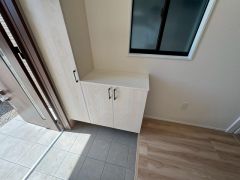 採光も考えられた明るい玄関です。たっぷり収納できるシューズボックス付きなので、家族全員の靴がきれいに整頓できます。