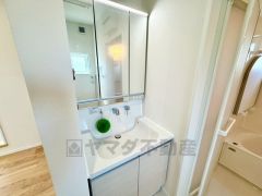 三面鏡にハンドシャワー付きで使いやすい洗面台です＾＾鏡裏と洗面ボウル下に収納付きの洗面台なので、整理整頓ができスッキリと使えます＾＾