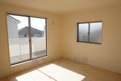 同仕様写真。寛ぎの時間を紡ぎだす主寝室は、大型ベッドを置いても余裕の広さを確保しています。