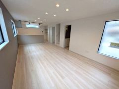 明るく開放感のある広々LDK。リビング階段を採用し、家族が自然と顔を合わせやすい温かな住空間です＾＾