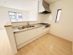 リビングダイニングを見渡せるキッチンです。家族とコミュニケーションをとりながら、楽しくお料理や片付けができそうです＾＾