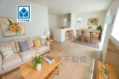 家族が集まる開放的なリビング。思い思いの時間を過ごしたり食事をしたり、素敵な団らんの場になりますね。