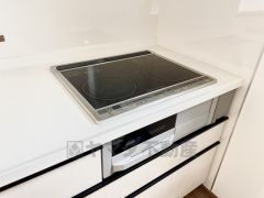 お手入れのしやすいIHクッキングヒーターです。3口コンロなので、効率よくお料理が楽しめます。毎日のお料理も楽しくなりますね＾＾