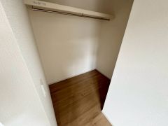 収納量たっぷりのウォークインクローゼット。ハンガーパイプ付で散らかりがちな洋服類もきれいに整理できます。
