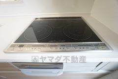 お手入れのしやすいIHクッキングヒーターです。3口コンロなので、効率よくお料理が楽しめます。毎日のお料理も楽しくなりますね＾＾