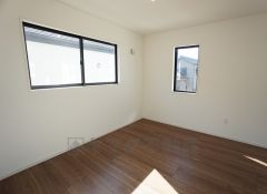 同仕様写真。2面採光を確保した明るい室内は、風通しも良く、大変居心地の良い空間となっております。爽やかな風を感じて起きる朝は、快適生活の始まりに。