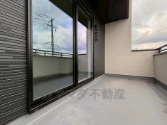 陽当たりの良いバルコニーです。足元は防水工事施工済です。