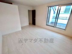 バルコニーに面していて日当たりがよく、寝室としての利用もおすすめです＾＾