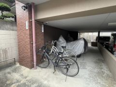駐輪場には屋根があるので雨や雪から自転車を守ります。お子様を乗せたり降ろしたりする際も慌てず安心です。
