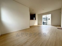 大きな窓は一日中光を取り込み、明るい空間を作ってくれます。