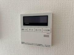キッチン横からお湯張り、追い炊き、足し湯がボタン一つで楽々操作できる給湯機リモコンです＾＾忙しい夕飯の準備の時間帯に重宝しますね。