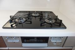 掲載写真は、同一ハウスメーカーの施工事例を使用しています。インテリア・家具等も含め、雰囲気の参考としてご覧ください。実際の物件とは、仕様・設備・色味などが一部異なる場合がございます。