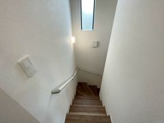 日中でも暗くなりがちな階段には、小窓を配置し採光も考えられたつくり＾＾手摺付きなので安全に上り下りできますね＾＾