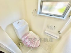 ウォシュレット付きトイレです。1階2階の2ヶ所にトイレがあるので、忙しい朝にもゆとりができますね＾＾