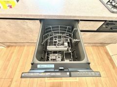 炊事時間を大幅に短縮できる食器洗浄乾燥機付き＾＾食器を洗う手間が減るので家族とのコミュニケーションの時間や自分の時間が増えますね。
