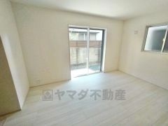 バルコニーに面した陽当たりの良い洋室です＾＾