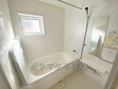 1日の疲れを癒すくつろぎのバスルーム。足を伸ばしてもゆったりと入れるサイズです。お子様と一緒にお風呂に入っても狭くないですね＾＾